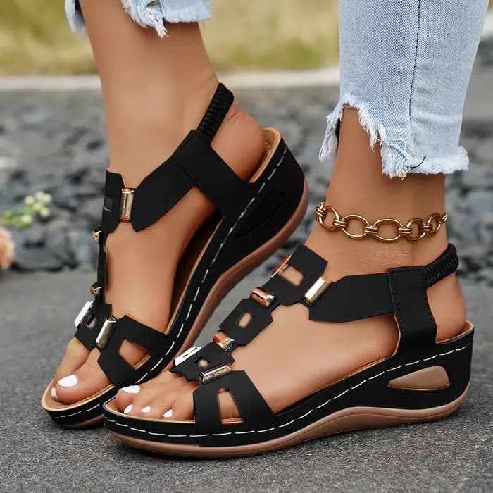 Sandales compensées tendance pour femme avec lanières et détails métalliques, respirantes et confortables, style mules, streetwear, polyvalentes