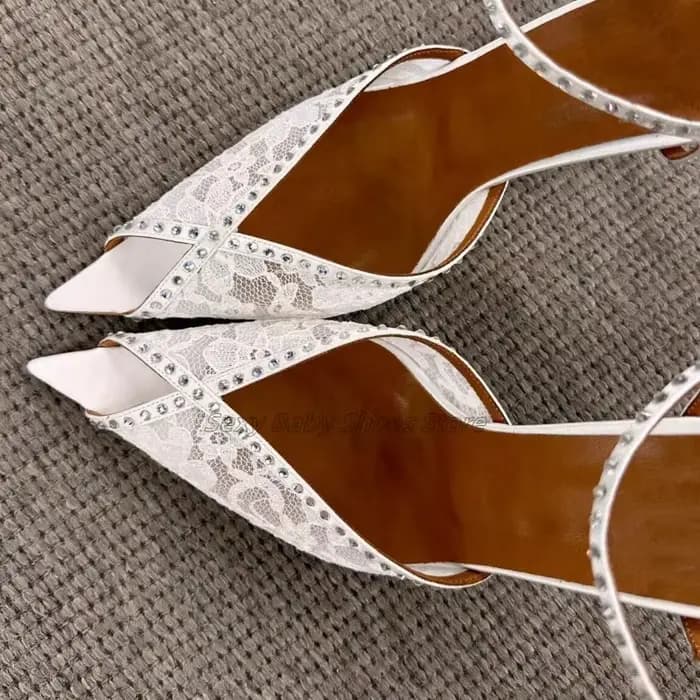 Sandales à talons hauts en dentelle blanche et strass