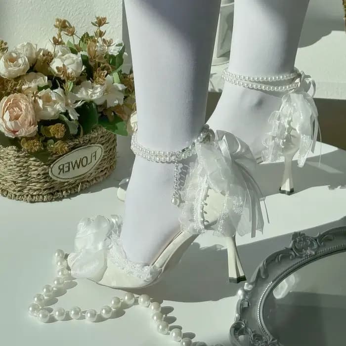 Chaussures de mariée blanches à talons hauts