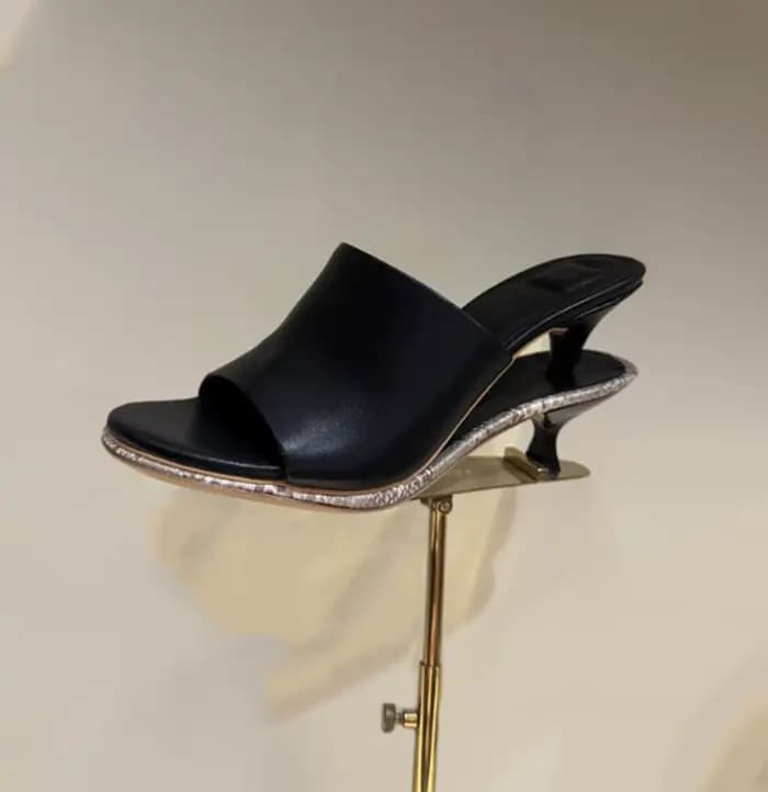 Sandales d'été décontractées à talons bas et bout ouvert en cuir pour femme, design de talon unique, style tapis rouge, à porter avec des robes ou des jeans