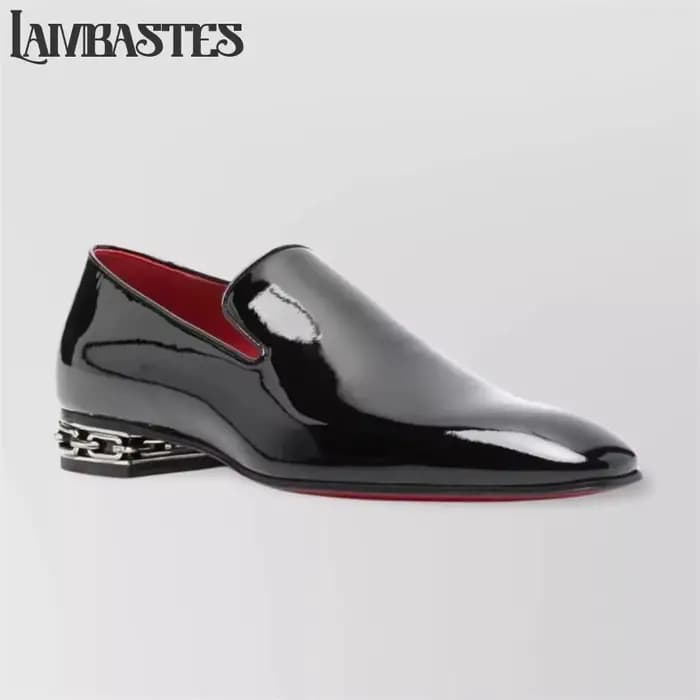 Mocassins à talon avec détails chaîne