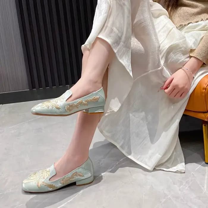 Nouveau designer broder pompes femmes talon bas soie sans lacet mocassins bout carré floral