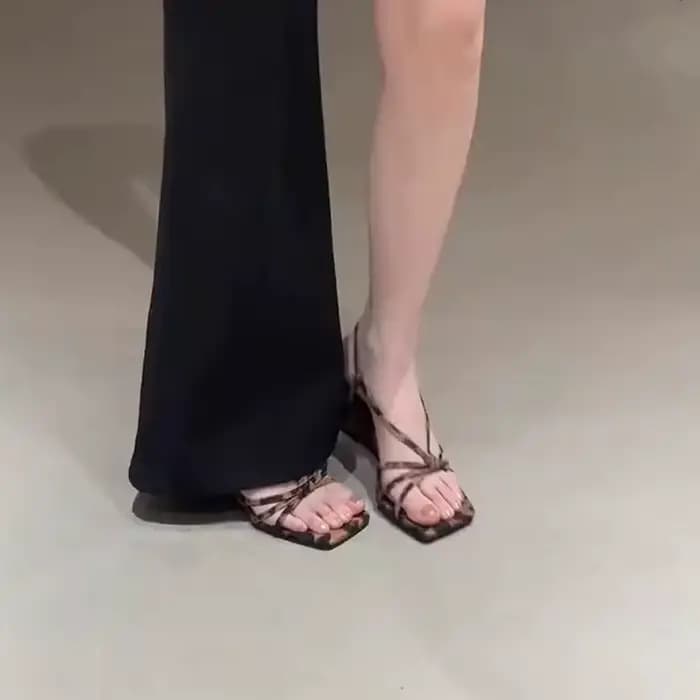 Sandales à talons compensés léopard