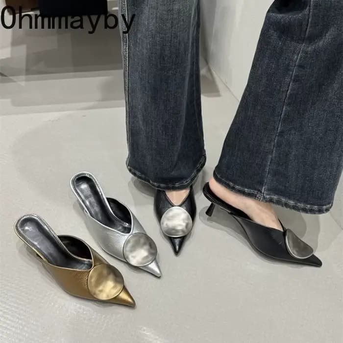 Mules pour femmes avec décoration métallique