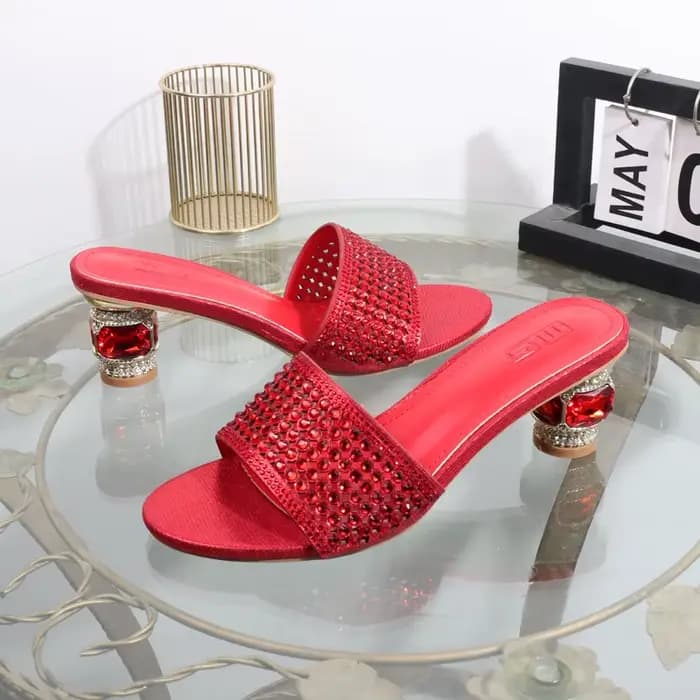Sandales à talons dorés avec strass