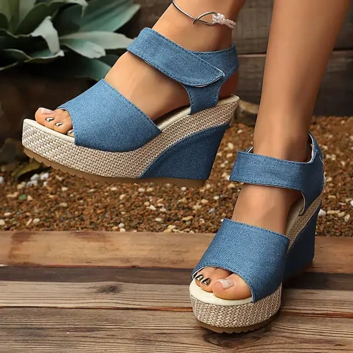 Sandales compensées en jean bleu pour femme