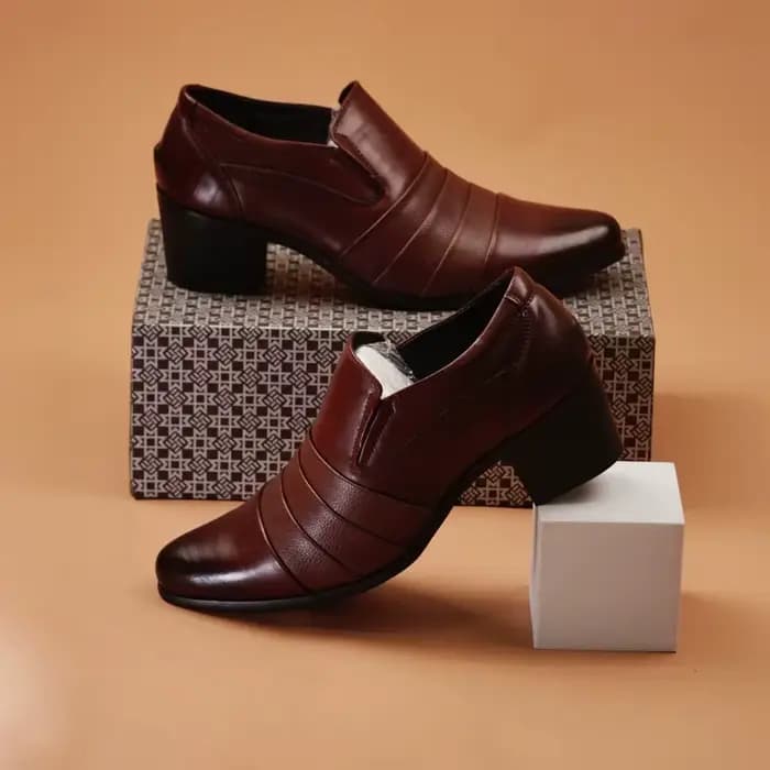 Vente chaude hommes en cuir talons hauts Europe amérique pointu haut de gamme Banquet chaussures habillées affaires hommes chaussures de travail polyvalentes