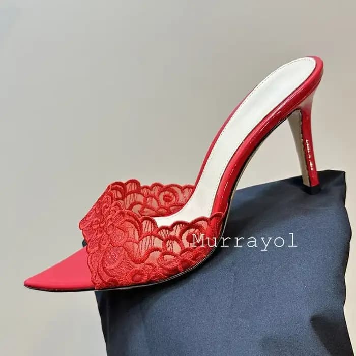 Nouveau Design de broderie en dentelle bout ouvert mince talons hauts pantoufles femmes