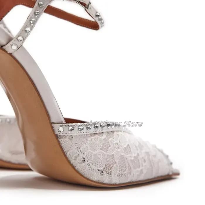 Sandales à talons hauts en dentelle blanche et strass