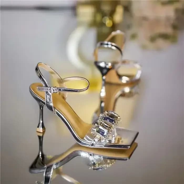 Sandales dorées à talon fin avec diamants pour femmes