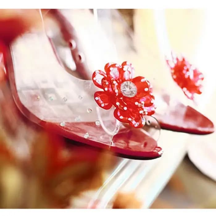 Sandales transparentes à talons ouverts avec motif floral clouté
