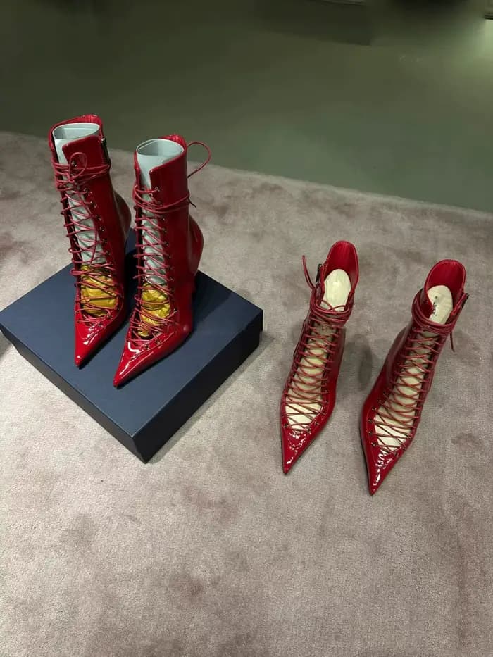 Bottines à lacets en cuir verni rouge
