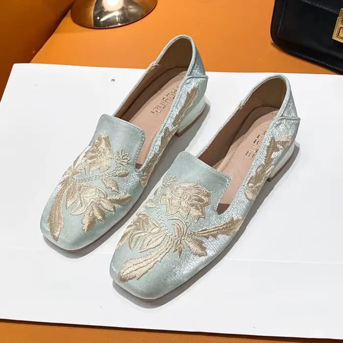 Nouveau designer broder pompes femmes talon bas soie sans lacet mocassins bout carré floral