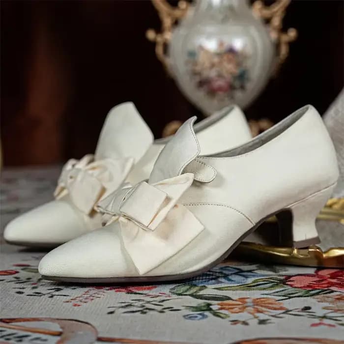 Nouvelles chaussures à talons mi-hauts en tissu sergé beige vintage faites à la main
