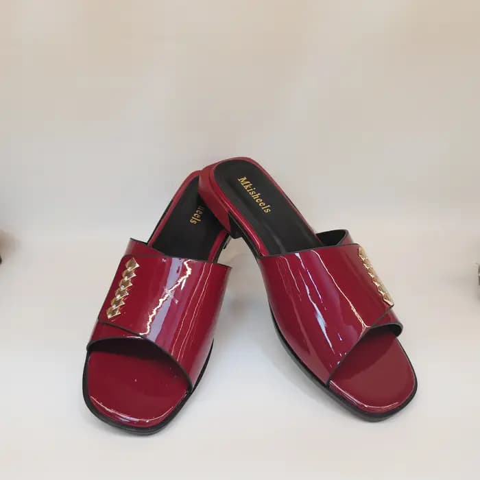 Sandales à talons bas et bout ouvert pour femmes, diapositives à enfiler en cuir PU avec détails en métal, chaussures de soirée Sexy d'été