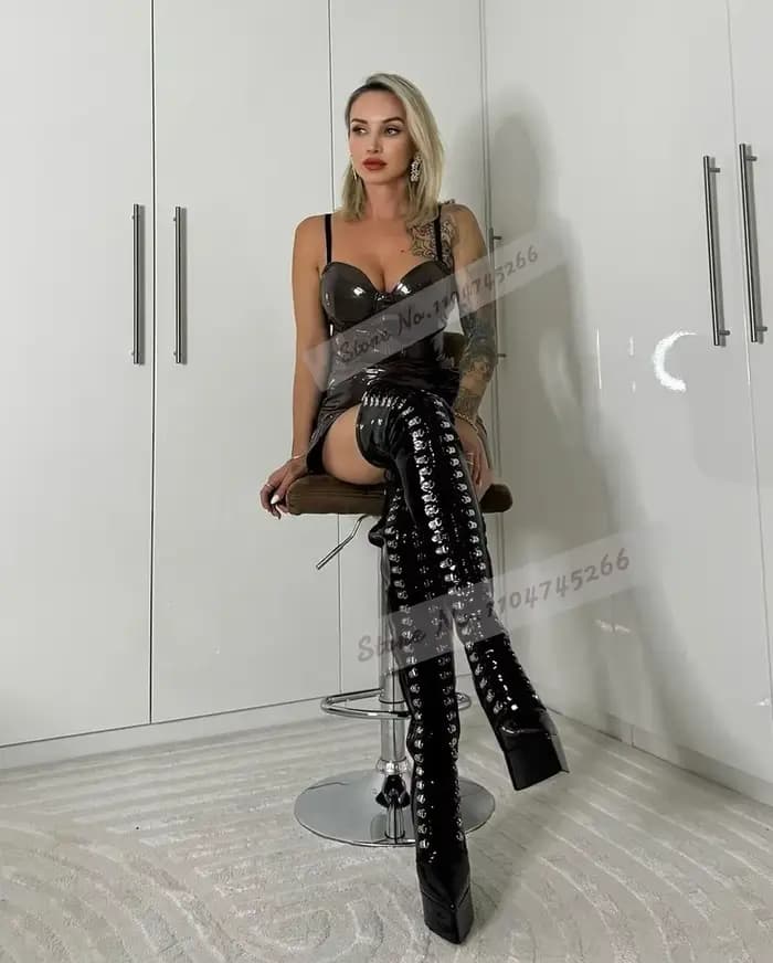 Bottes noires brillantes à talons épais au dessus du genou, en cuir verni, plateforme haute, boucle