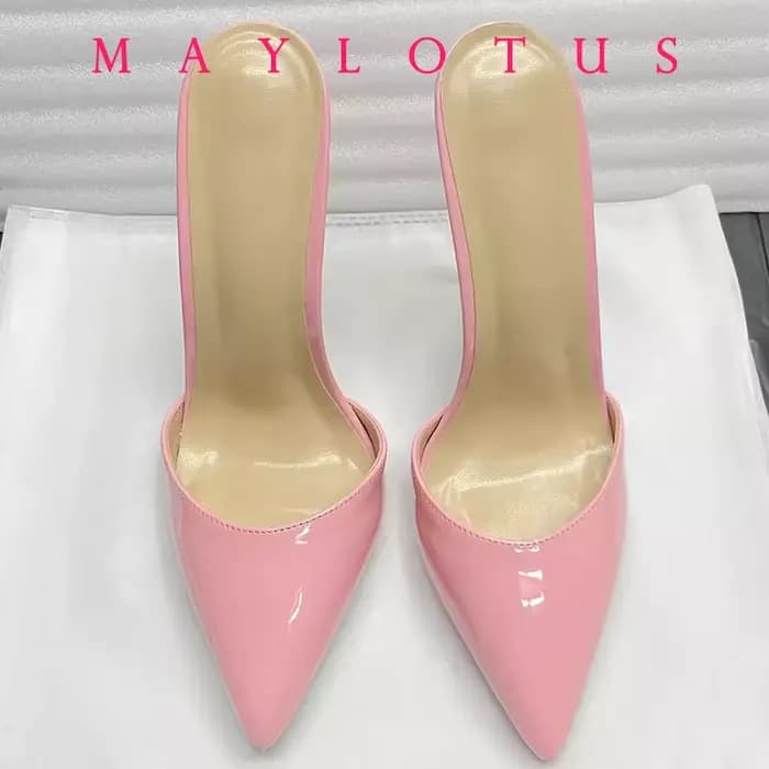 Mules à talons hauts de 8/10/12 cm à bout pointu pour femmes avec un style distinctif, portant des d