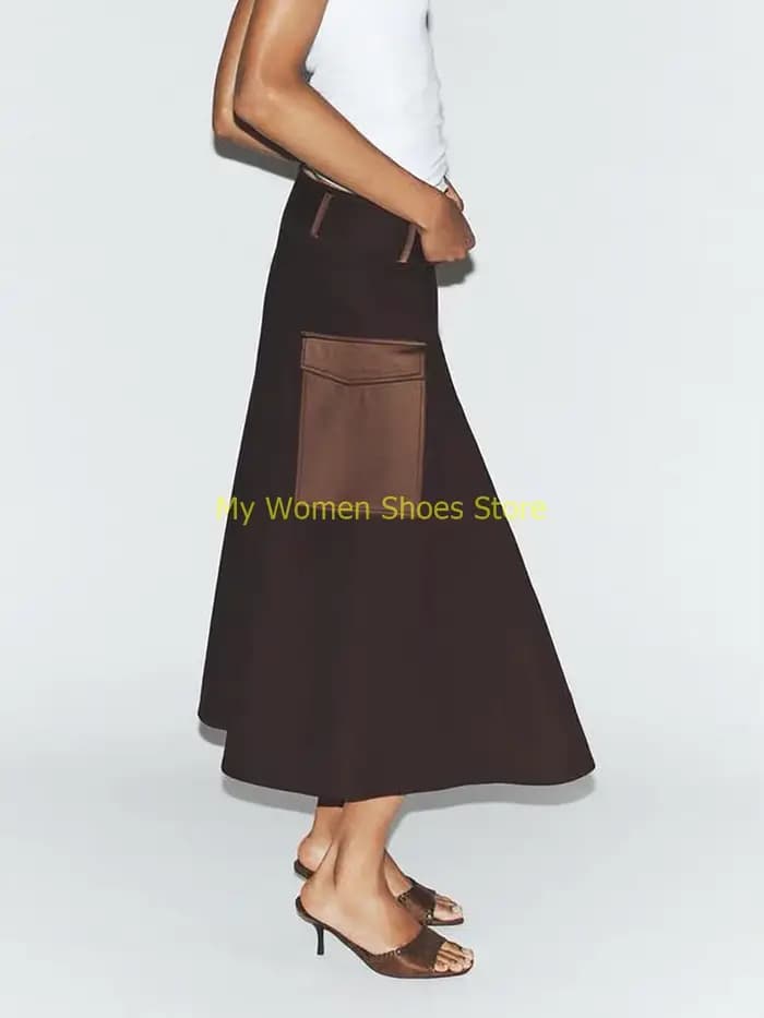 Mules en daim marron à bout carré, talon aiguille fin, à enfiler, style défilé, collection été 2026,