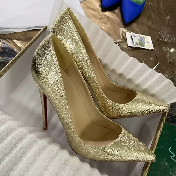 Chaussures à talons hauts craquelés dorés