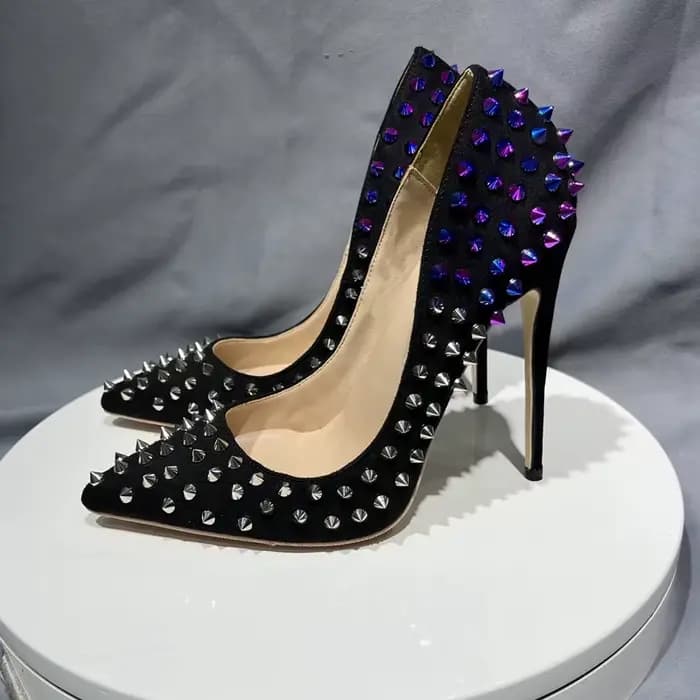 Escarpins à rivets noirs pour femmes