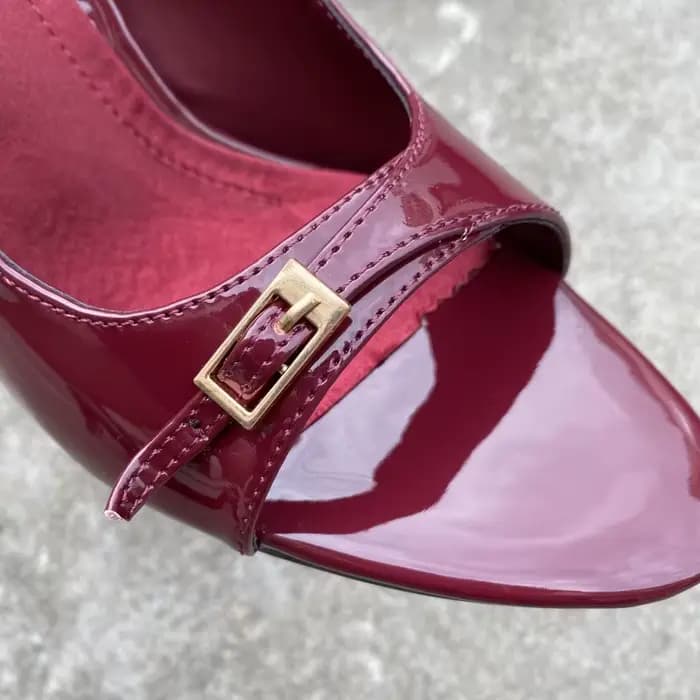 Luxe rouge en cuir verni talons hauts femmes boucle en métal conception Sexy bout ouvert dos nu concepteur sandale pour dames Sandalias Mujer