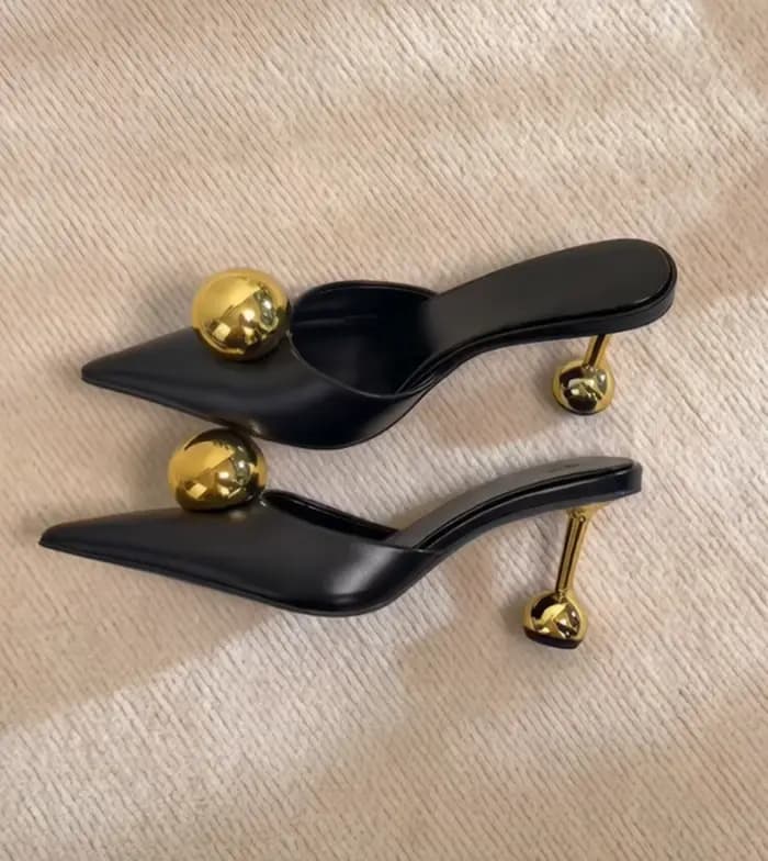 Sandales à talons métalliques brillantes et stylées avec accents de boules surdimensionnées