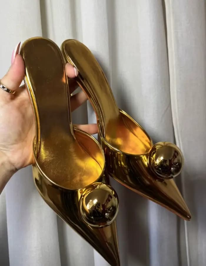 Sandales à talons métalliques brillantes et stylées avec accents de boules surdimensionnées