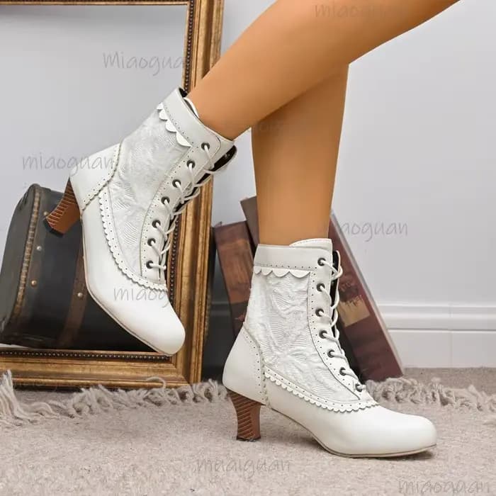 Bottines blanches à talons chaton pour femmes