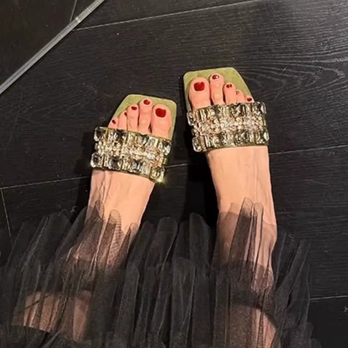 Sandales en cuir de mouton, élégance française, strass, sensation haut de gamme, pour femmes, été, extérieur, polyvalentes, talon épais, pantoufles