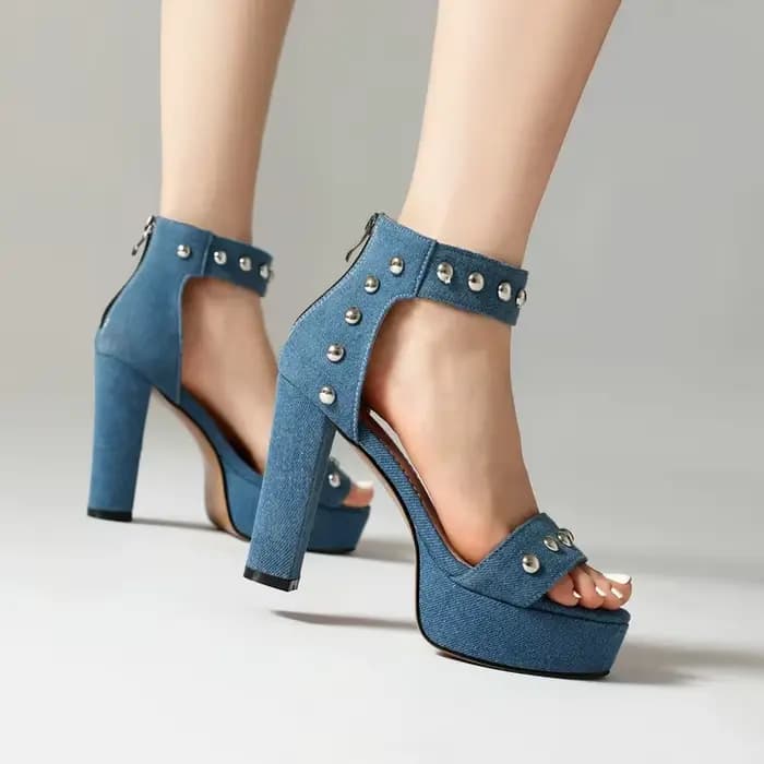2024 été Denim jean bleu bout ouvert chaussures habillées pour femme fermeture éclair dos clouté perles en métal plate-forme bloc talons hauts femmes sandales