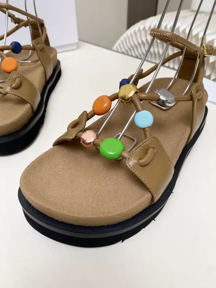 Sandales plates pour femmes à six pierres