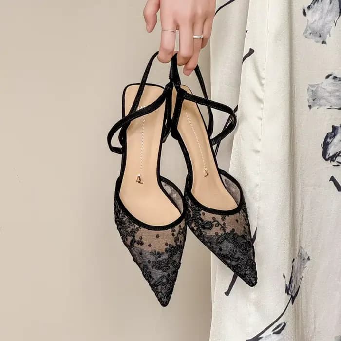 Chaussures à talons hauts noires en dentelle florale française