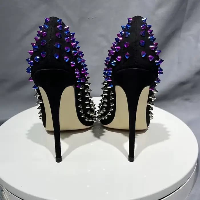 Escarpins à rivets noirs pour femmes