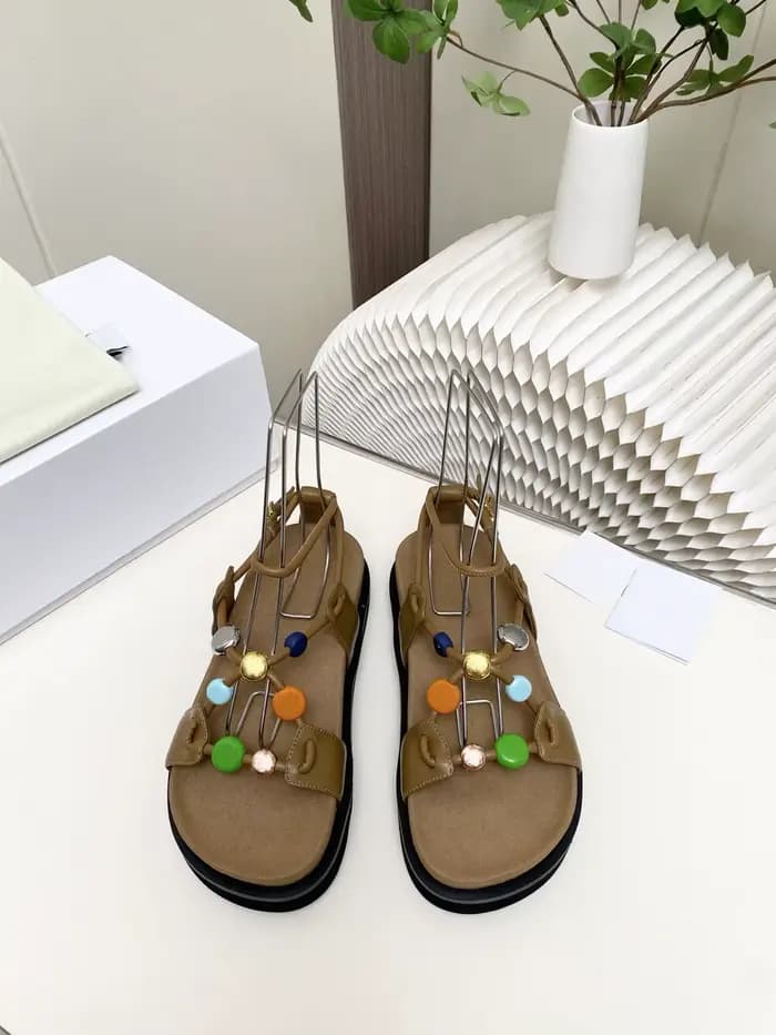 Sandales plates pour femmes à six pierres