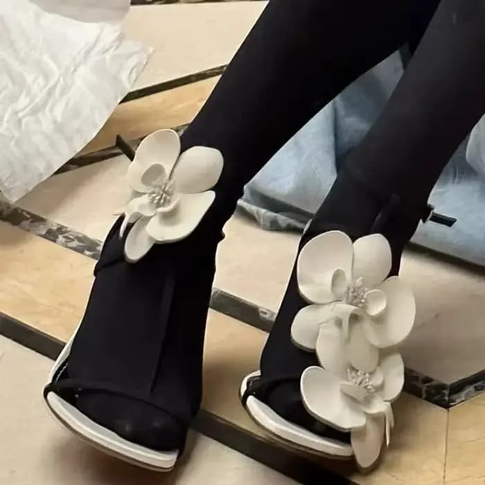 Sandales à talons élégantes avec décoration de fleurs blanches pour femmes