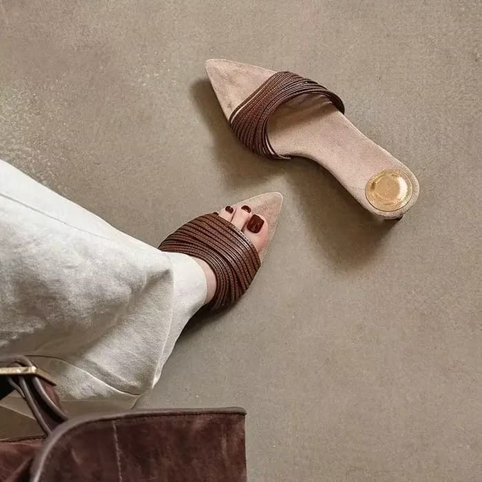 Mules noires à bout pointu et bande étroite pour femmes