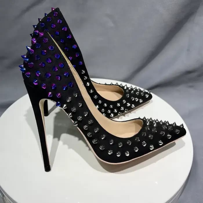 Escarpins à rivets noirs pour femmes