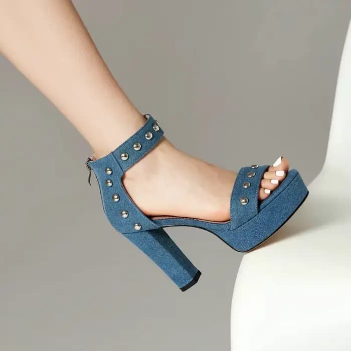 2024 été Denim jean bleu bout ouvert chaussures habillées pour femme fermeture éclair dos clouté perles en métal plate-forme bloc talons hauts femmes sandales
