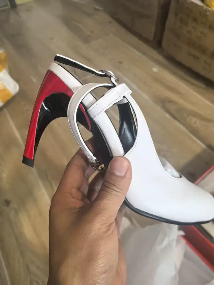 Chaussures à talons hauts irréguliers pour femmes