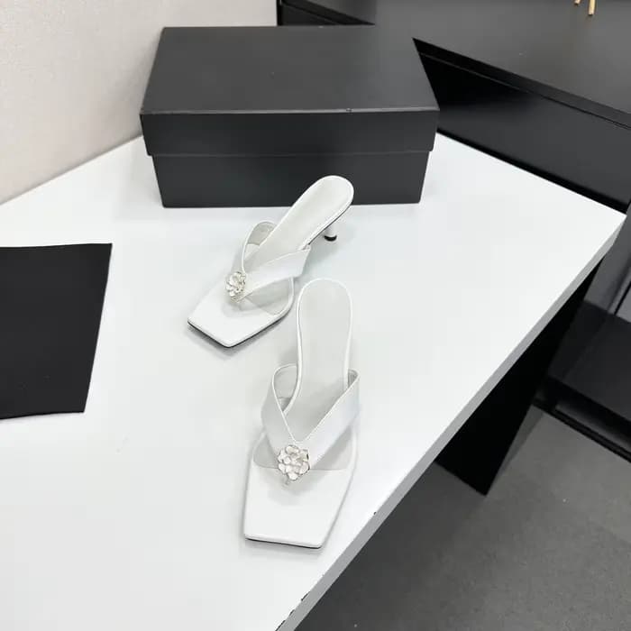 Sandales élégantes à talon moyen pour femme, motif fleur de camélia, bout carré, à clipser, en cuir/daim/imprimé crocodile, mules à talon pour l'été