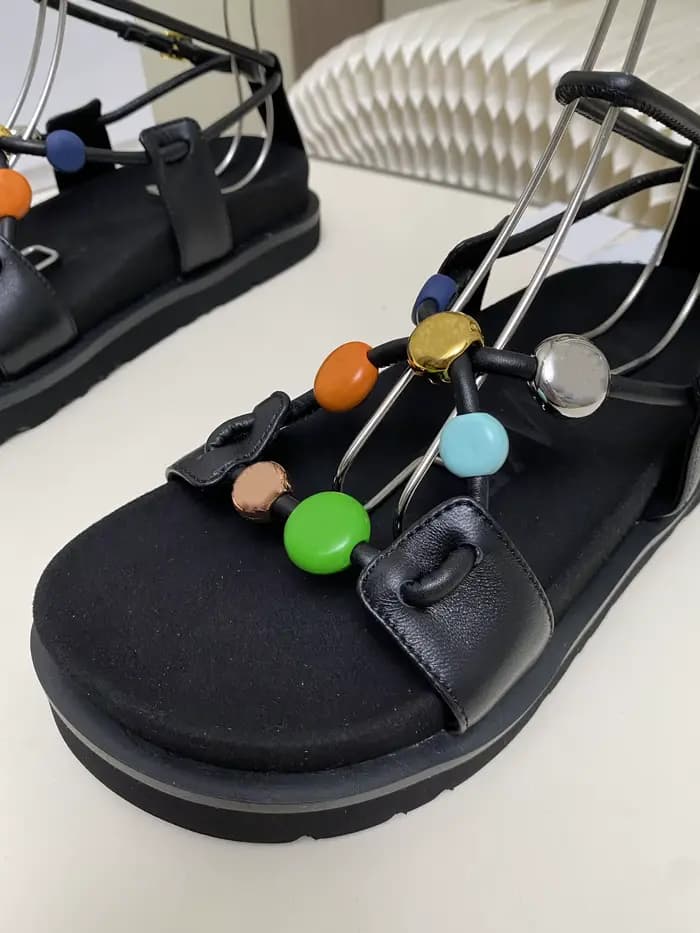 Sandales plates pour femmes à six pierres