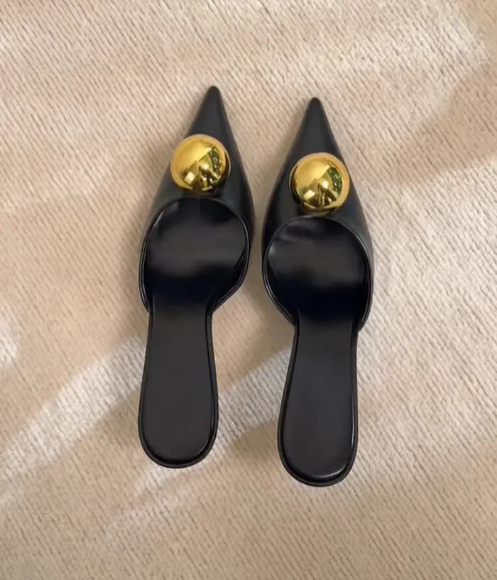 Sandales à talons métalliques brillantes et stylées avec accents de boules surdimensionnées