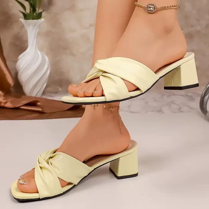 Sandales blanches élégantes à talons hauts pour femmes