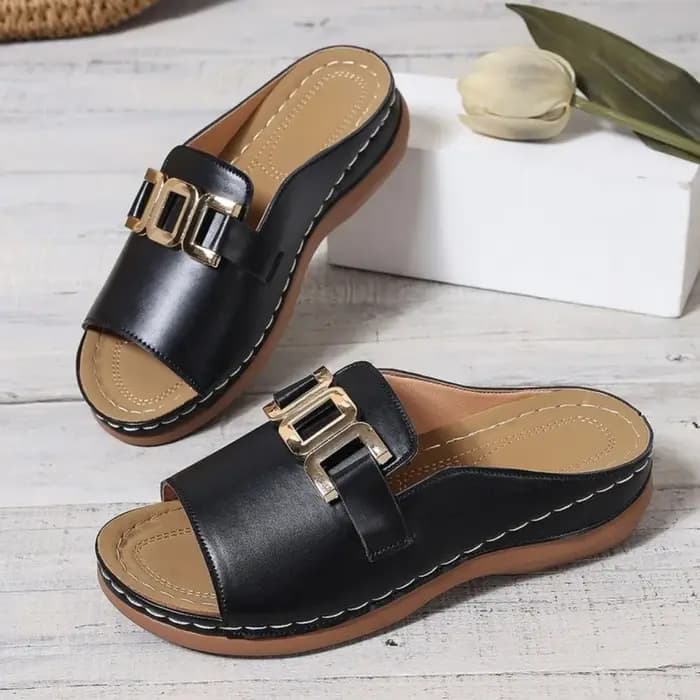 Sandales plates élégantes pour femmes avec des accents de chaîne dorée | Talon compensé antidérapant et design