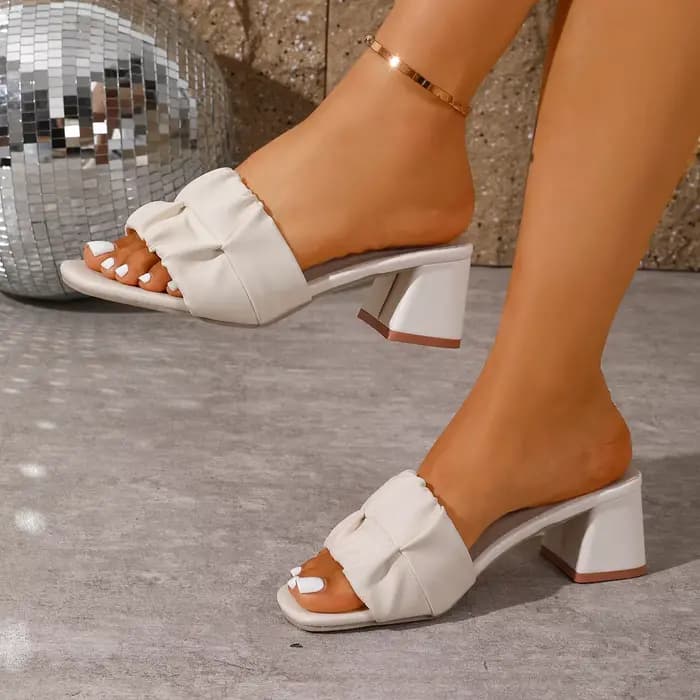 Mules tendance noires et blanches plissées à talon épais mi-haut pour femme – Élégantes pour les rendez-vous et les soirées – Sandales à enfiler pour femme