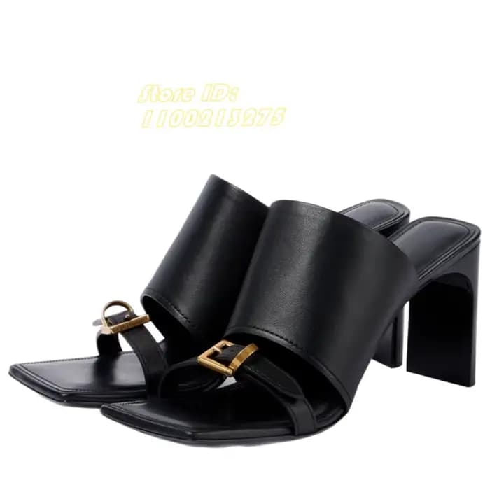 Mules à talon carré en cuir noir mat, à enfiler, avec bride à boucle, collection Runway 2026, vente