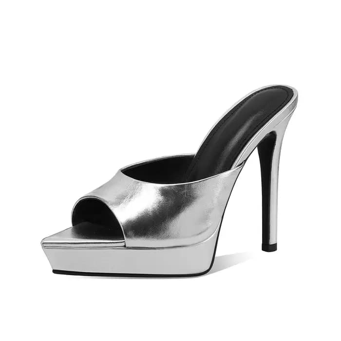 Arden Furtado Summer Cow Mules modernes en cuir verni à bout ouvert et bout pointu, à plateforme et