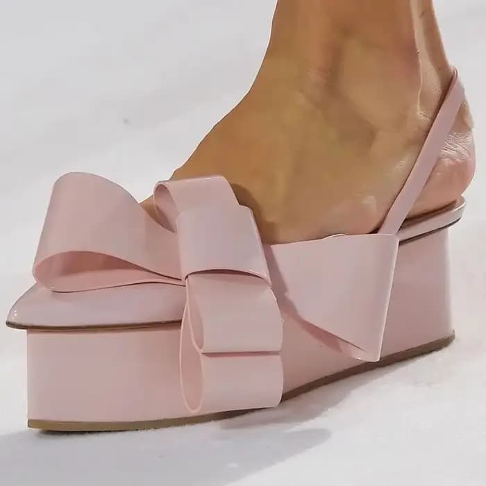 Sandales d'été rose poudré/noir en cuir verni à talon compensé