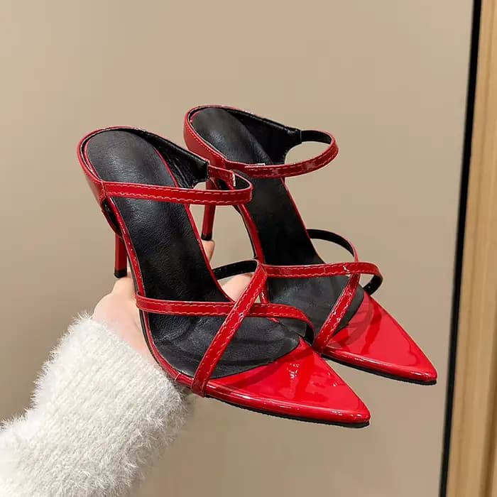 Talons hauts talon aiguille pour femmes 2025 été nouvelle sangle pointue sandales vides arrière sandales sexy à bout ouvert pour les femmes vêtements chauds