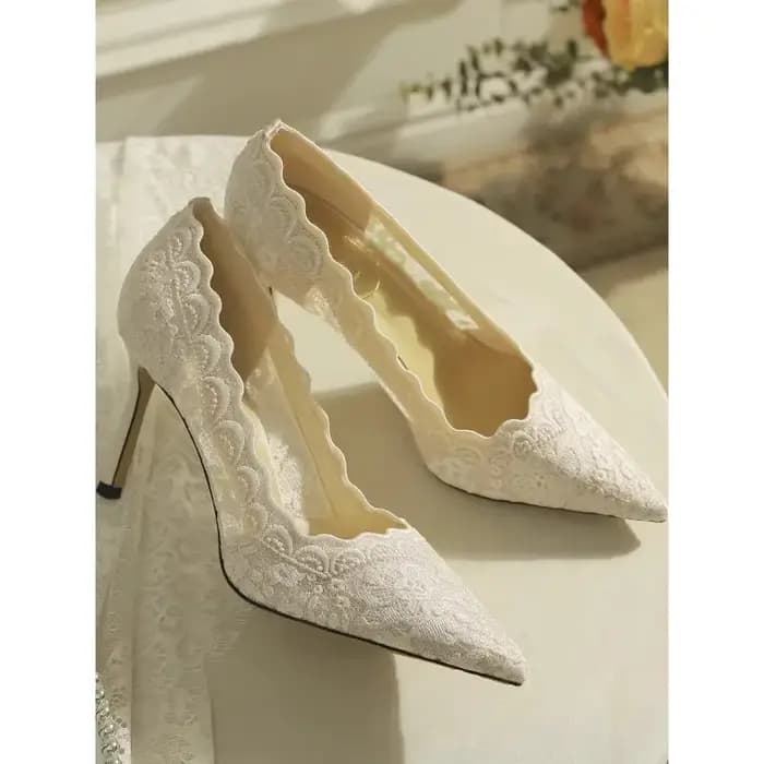 Chaussures de mariage à talons hauts en dentelle blanche pour femmes, chaussures de mariage Xiuhe brodées à bout pointu et à talons fins, nouveau style d'automne 2026 pour b